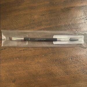 Brand new Anastasia Beverly Hills dual ended angle Brush with Spoolie- 7B